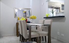 Lindo apartamento em prédio de frente para o mar
